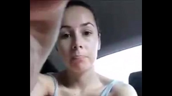 Mulheres nuas no carro