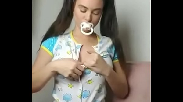 Mulher se exibindo