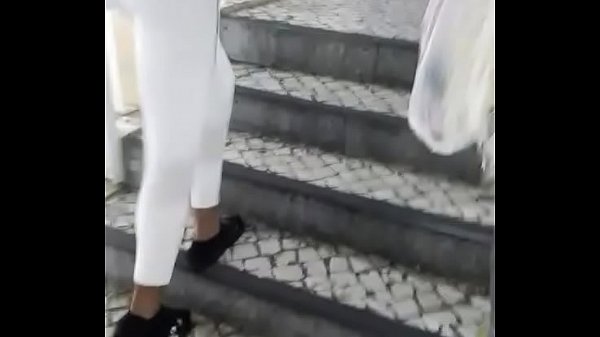 Calça colada no corpo masculino