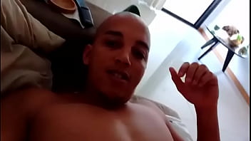 Porno na cozinha, morena gemendo enquanto é estocada até o talo